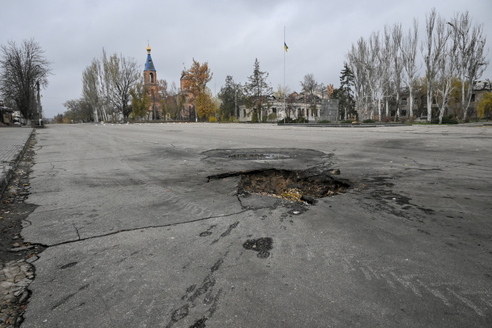 Bellingcat challenge photo of the crater in a street in Orikhiv, Ukraine.