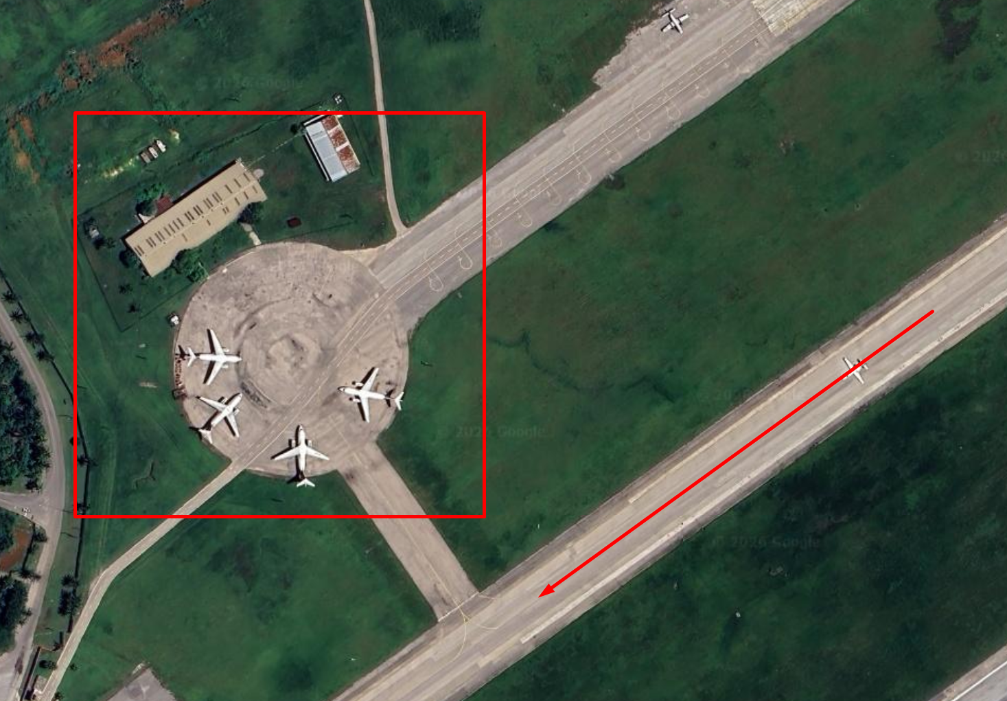 Satellite view of a circular apron at José Martí International Airport with several aircraft parked radially around its edge, highlighted with a red box.